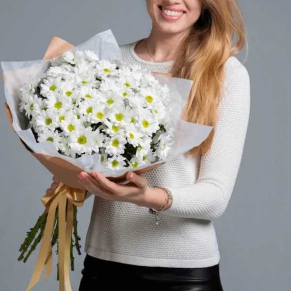 Букет из белых ромашковых хризантем